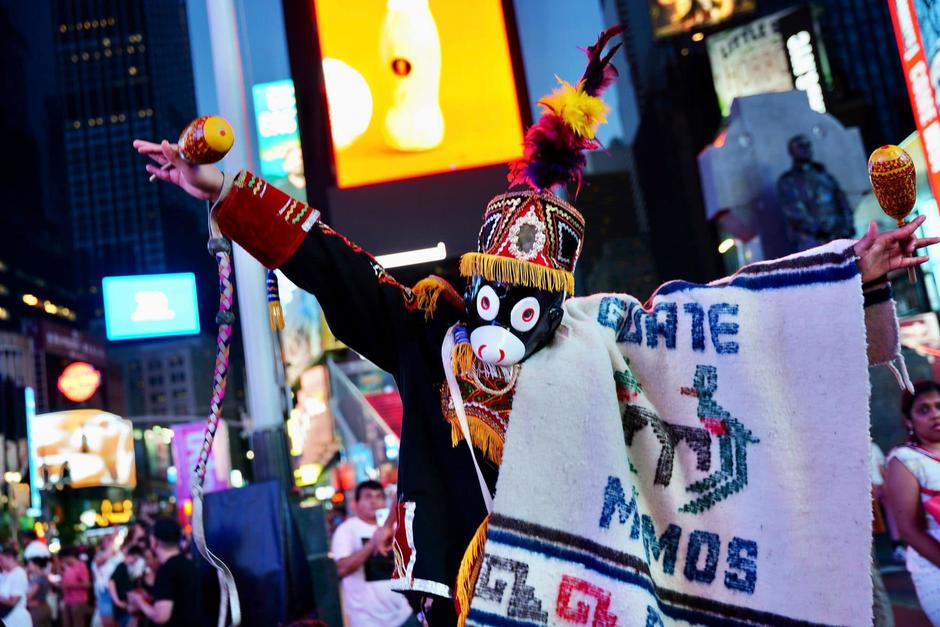 El guatemalteco que porta un traje de danza folclórica en las calles de